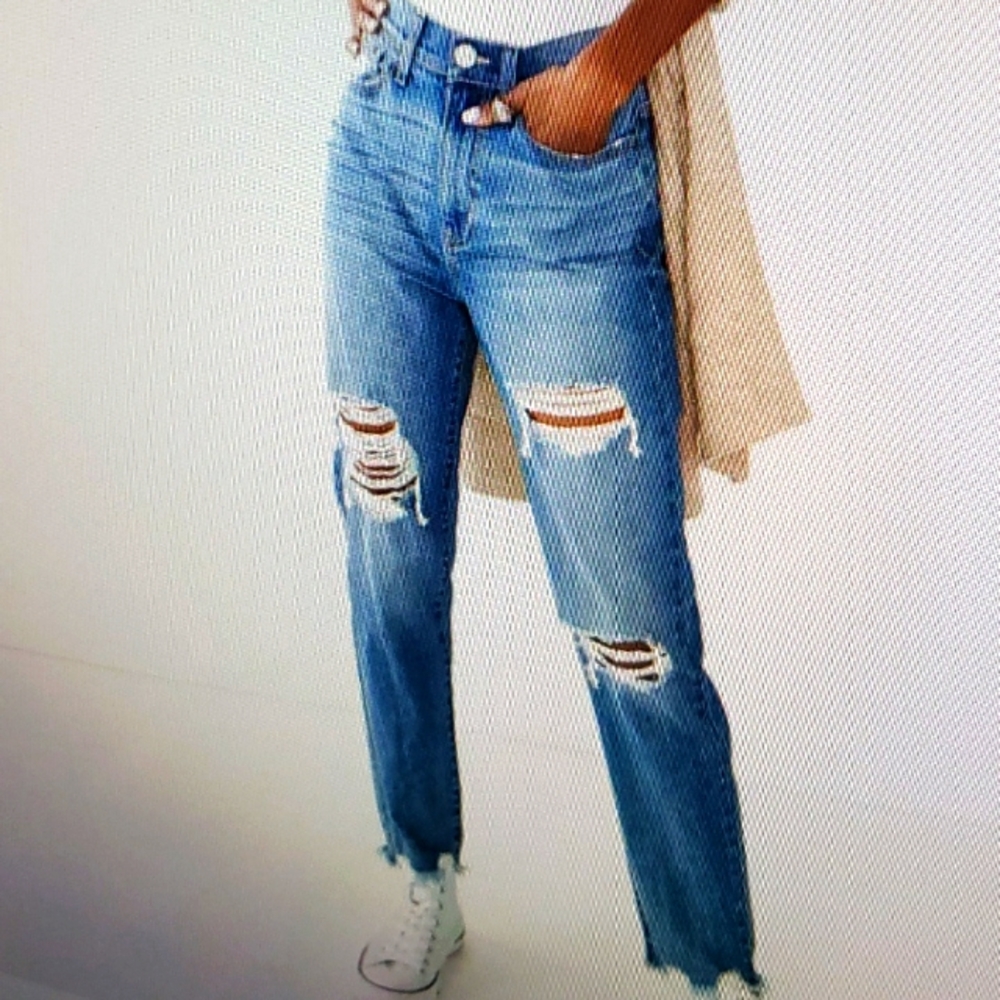 AMERICAN EAGLE HIGH RISE DISTRESSED JEAN'S. - Picture 9 of 9
